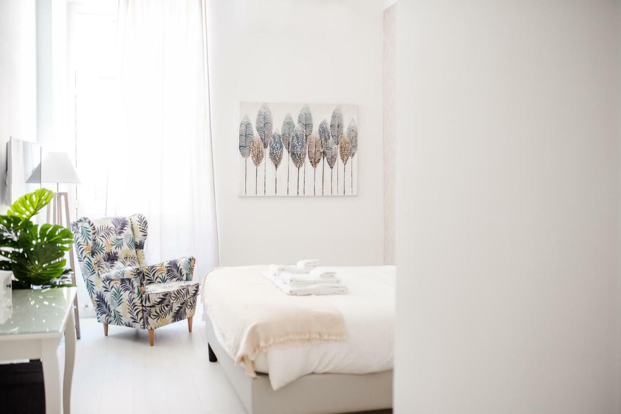 White Fanti Apartment Rom